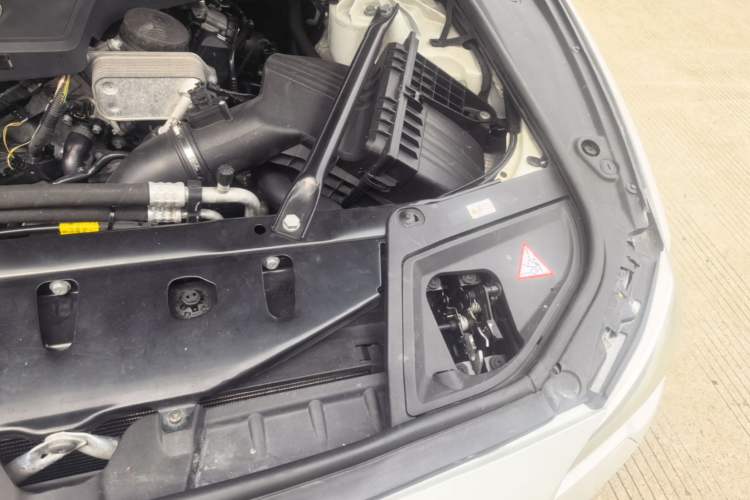 Used BMW 5 Series 2014 525Li Luxury Design Package Engine Bay Left