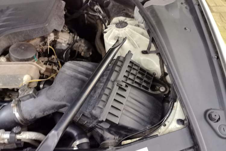Used BMW 5 Series 2014 525Li Leading Model Engine Bay Left