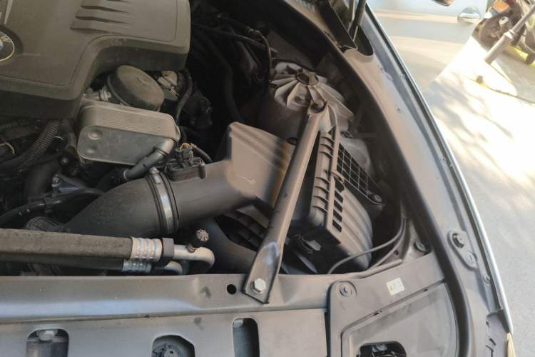 Used BMW 5 Series 2014 525Li Luxury Design Package Engine Bay Left