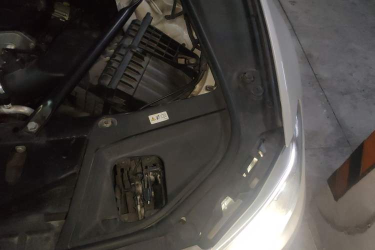 Used BMW 5 Series 2014 525Li Luxury Design Package Engine Bay Left