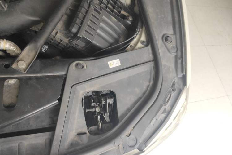 Used BMW 5 Series 2014 525Li Leading Model Engine Bay Left