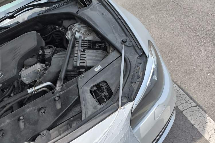 Used BMW 5 Series 2014 525Li Luxury Design Package Engine Bay Left