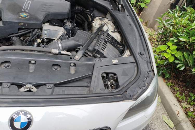 Used BMW 5 Series 2014 525Li Luxury Design Package Engine Bay Left