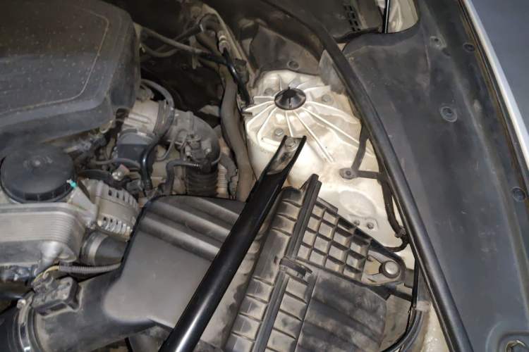 Used BMW 5 Series 2014 520Li Elegant Model Engine Bay Left