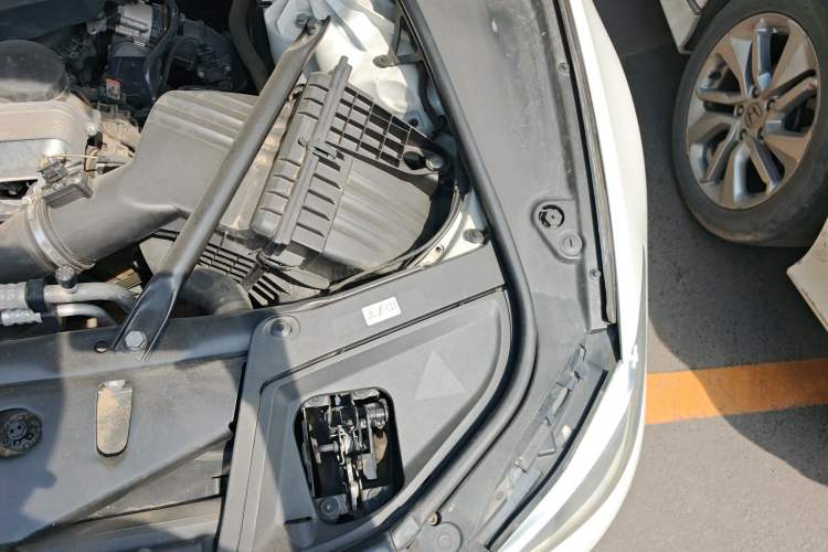 Used BMW 5 Series 2014 520Li Elegant Model Engine Bay Left