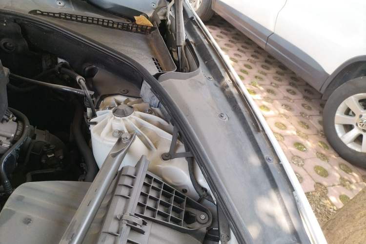 Used BMW 5 Series 2014 520Li Elegant Model Engine Bay Left