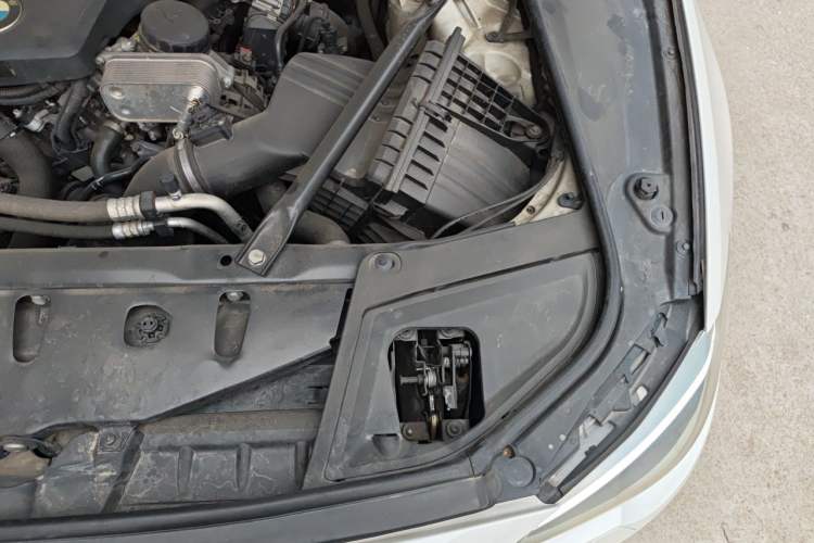 Used BMW 5 Series 2014 525Li Luxury Design Package Engine Bay Left