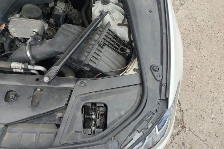 Used BMW 5 Series 2014 520Li Elegant Model Engine Bay Left