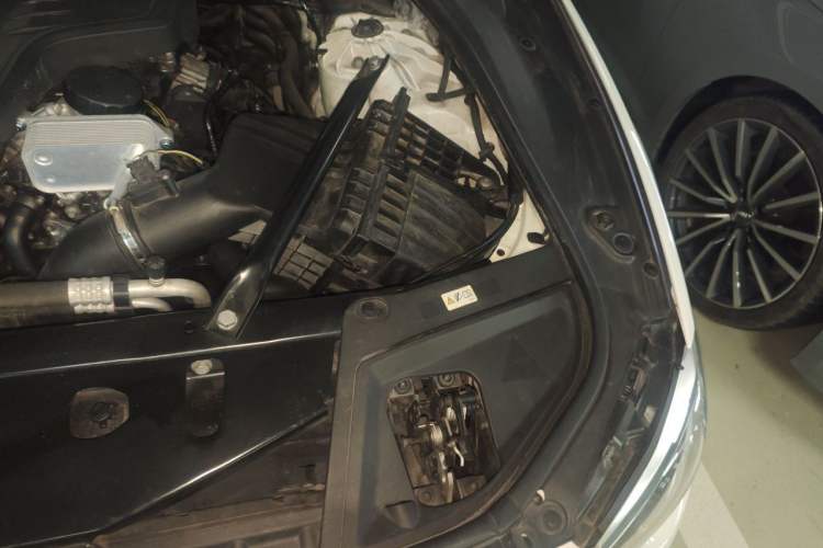 Used BMW 5 Series 2014 520Li Elegant Model Engine Bay Left
