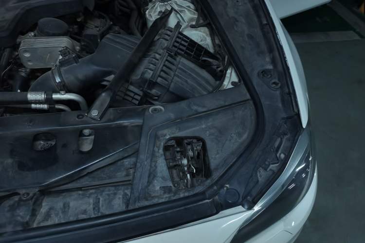 Used BMW 5 Series 2014 525Li Leading Model Engine Bay Left