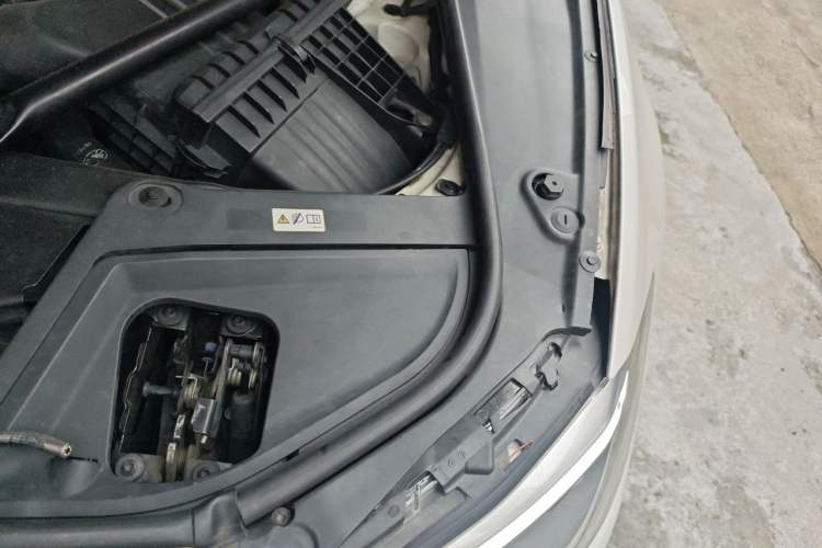 Used BMW 5 Series 2014 520Li Elegant Model Engine Bay Left