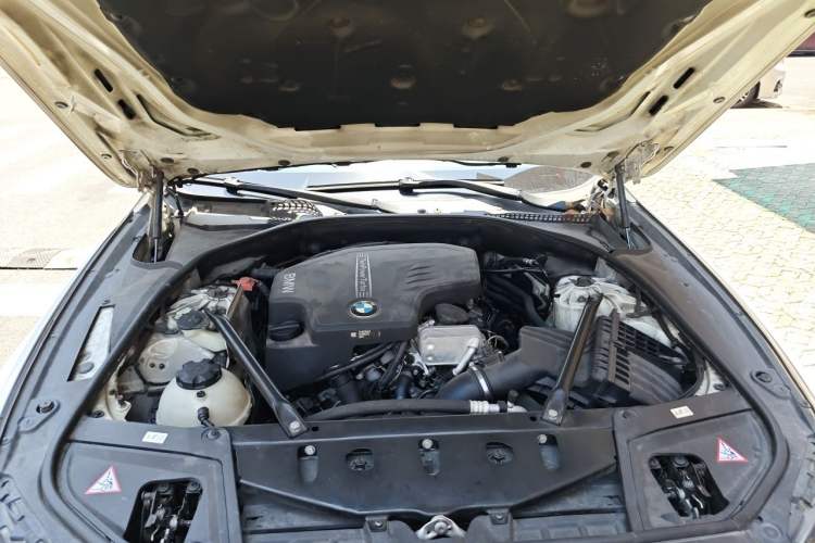 Used BMW 5 Series 2014 525Li Leading Model Engine Bay