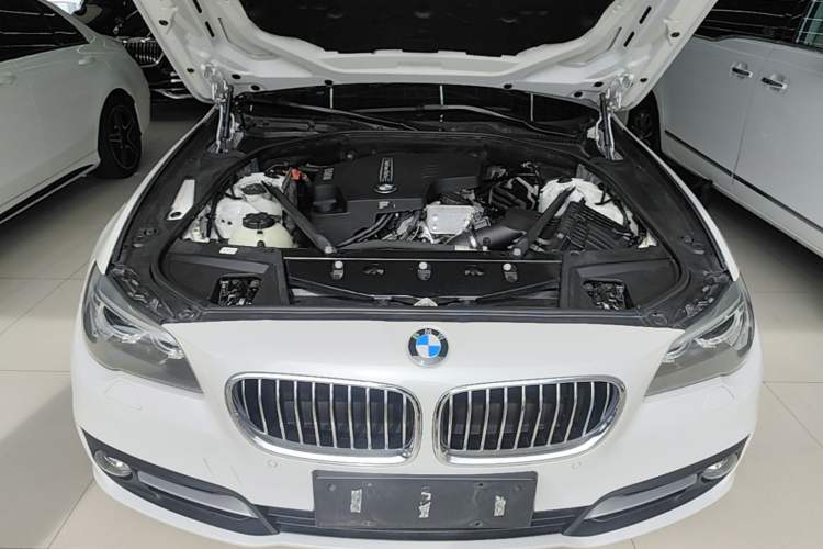 Used BMW 5 Series 2014 525Li Leading Model Engine Bay