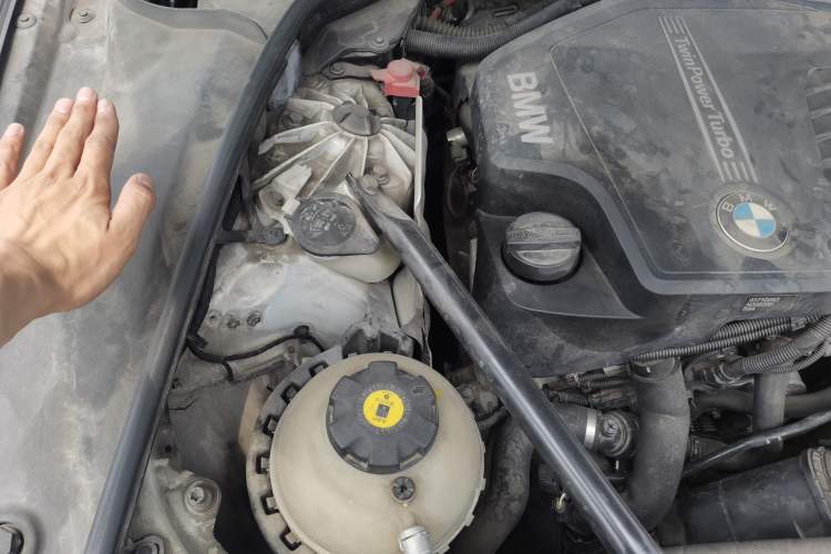 Used BMW 5 Series 2014 520Li Elegant Model Engine Bay Right