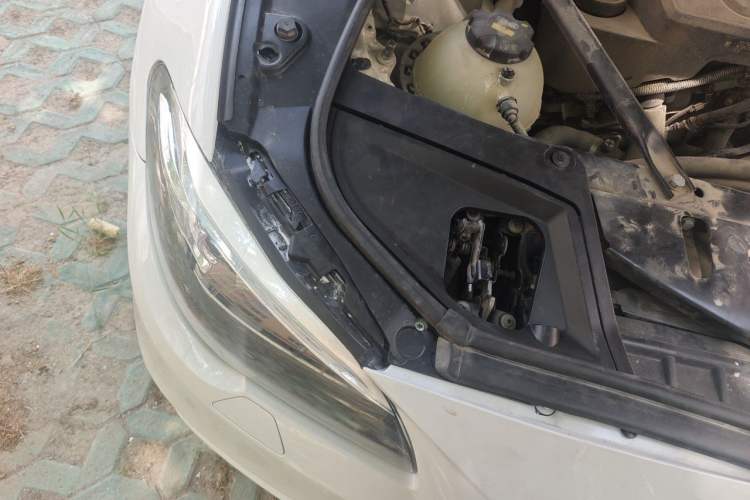 Used BMW 5 Series 2014 520Li Elegant Model Engine Bay Right