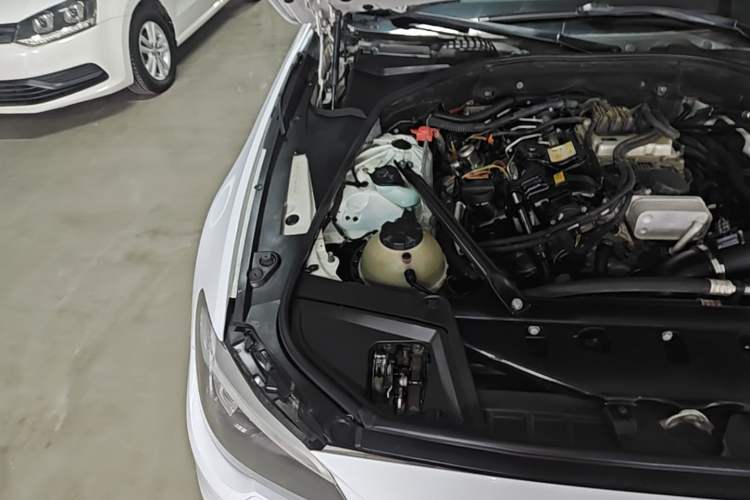Used BMW 5 Series 2014 520Li Elegant Model Engine Bay Right