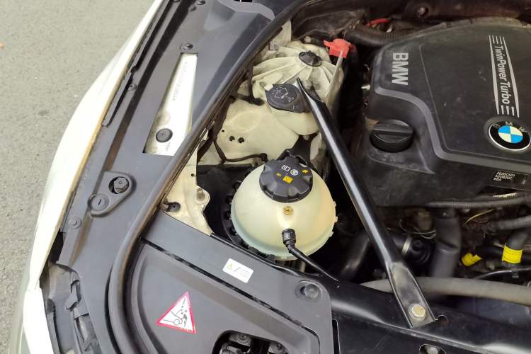 Used BMW 5 Series 2014 525Li Leading Model Engine Bay Right