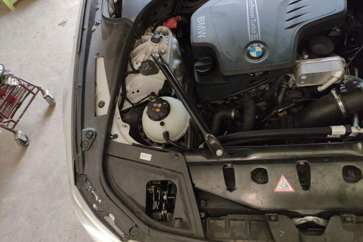 Used BMW 5 Series 2014 520Li Elegant Model Engine Bay Right