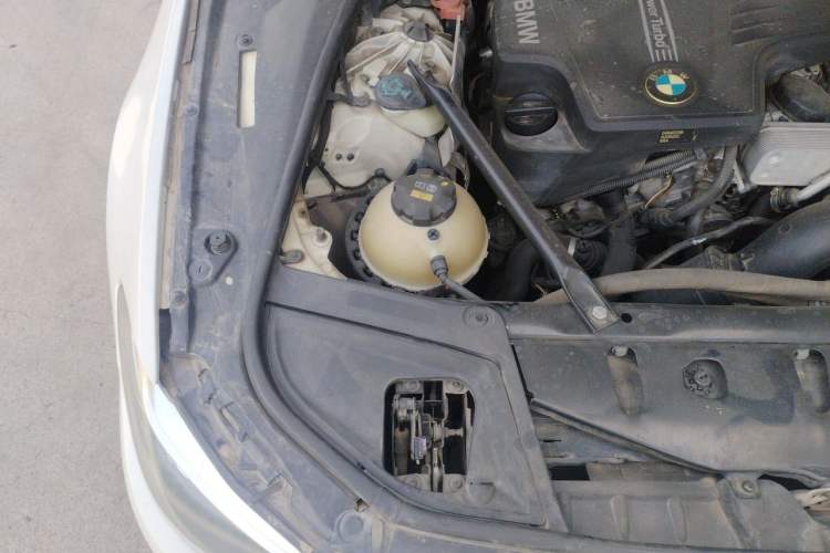 Used BMW 5 Series 2014 525Li Leading Model Engine Bay Right