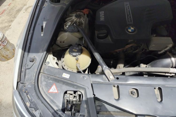 Used BMW 5 Series 2014 525Li Leading Model Engine Bay Right