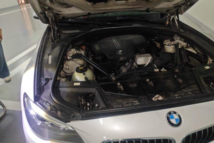 Used BMW 5 Series 2014 520Li Elegant Model Engine Bay Right