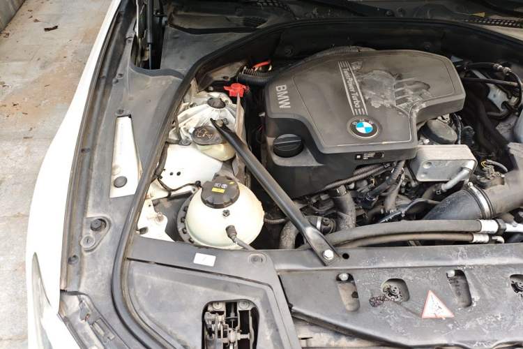 Used BMW 5 Series 2014 525Li Luxury Design Package Engine Bay Right