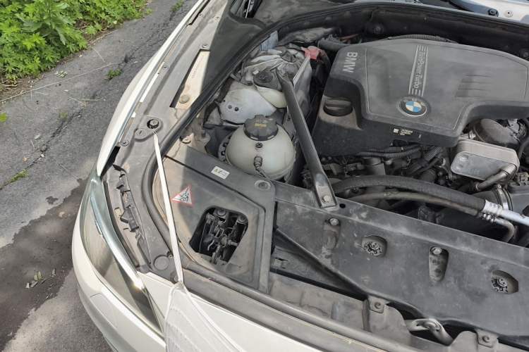 Used BMW 5 Series 2014 525Li Luxury Design Package Engine Bay Right