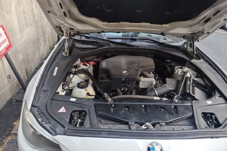 Used BMW 5 Series 2014 525Li Luxury Design Package Engine Bay Right