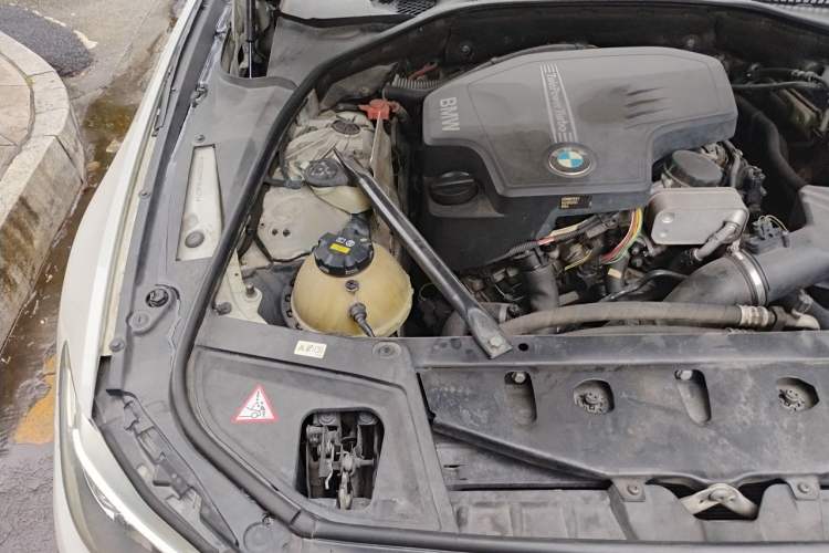Used BMW 5 Series 2014 525Li Luxury Design Package Engine Bay Right