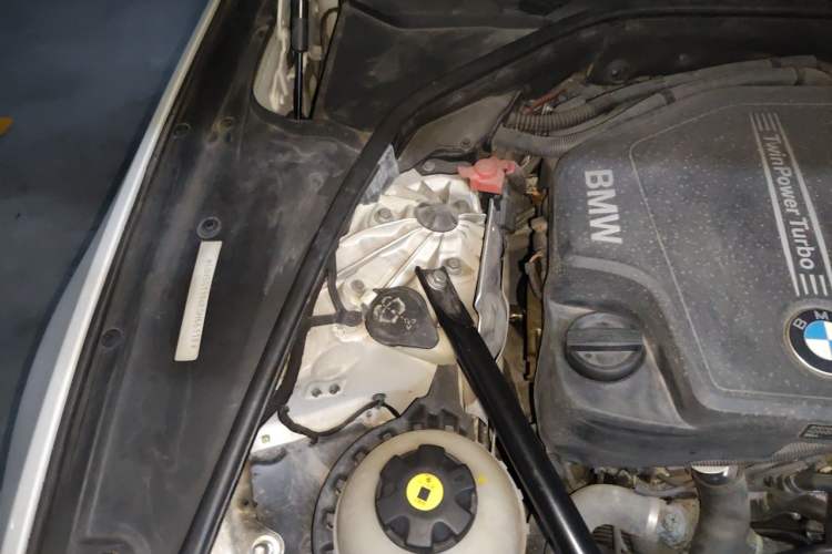 Used BMW 5 Series 2014 520Li Elegant Model Engine Bay Right