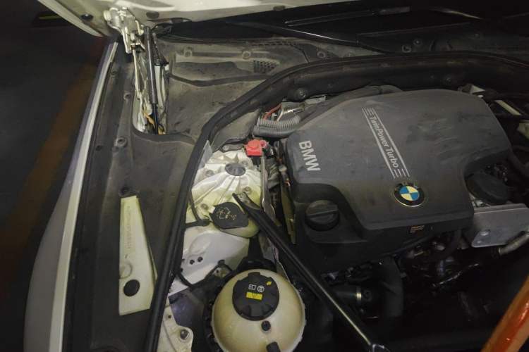 Used BMW 5 Series 2014 520Li Elegant Model Engine Bay Right