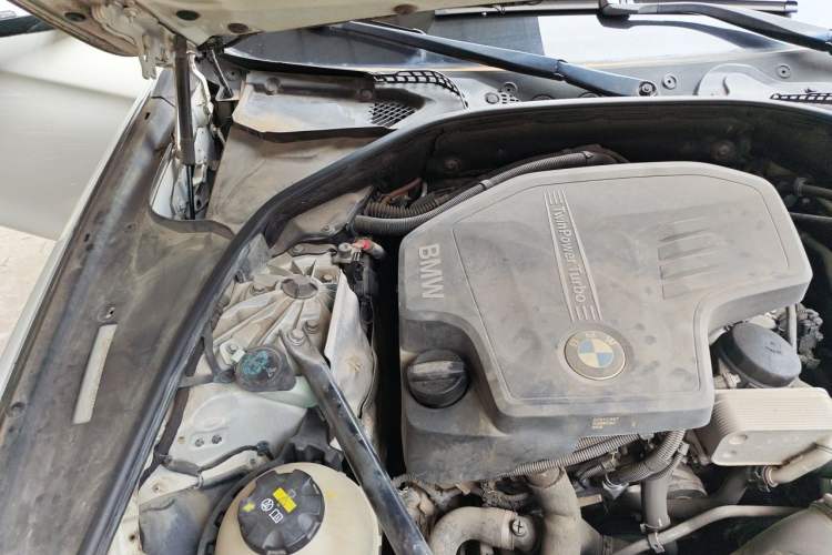Used BMW 5 Series 2014 525Li Luxury Design Package Engine Bay Right