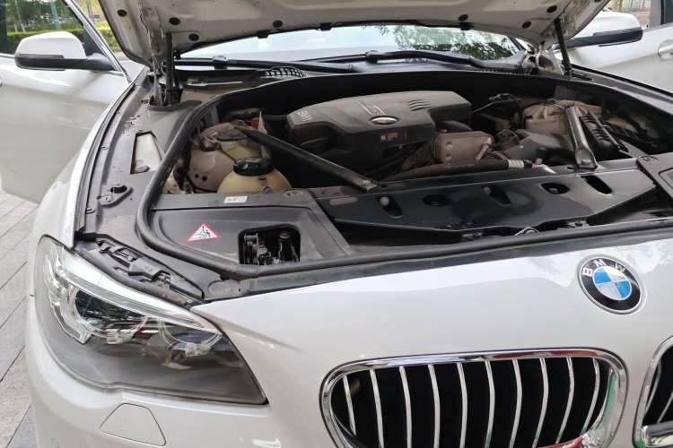 Used BMW 5 Series 2014 520Li Elegant Model Engine Bay Right