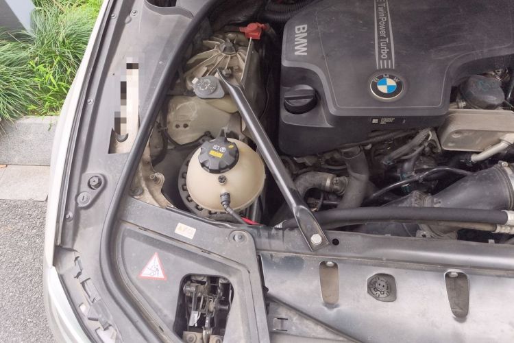 Used BMW 5 Series 2014 525Li Leading Model Engine Bay Right