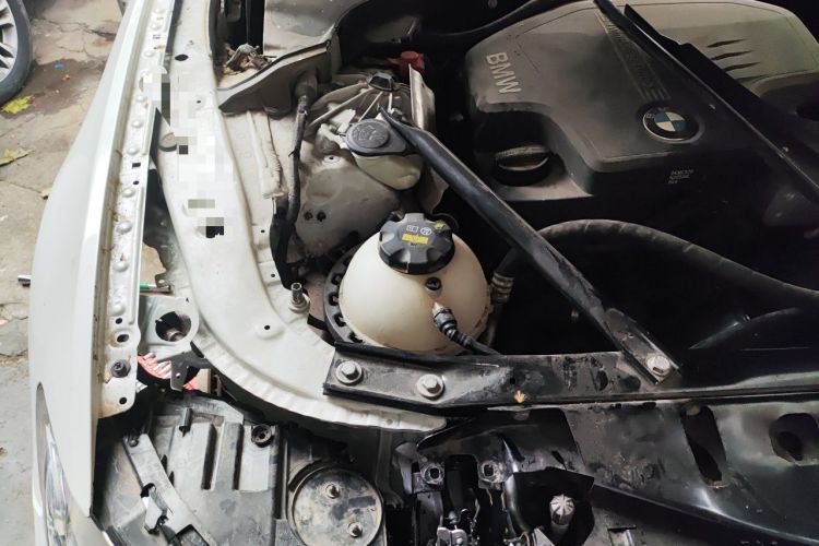 Used BMW 5 Series 2014 525Li Leading Model Engine Bay Right