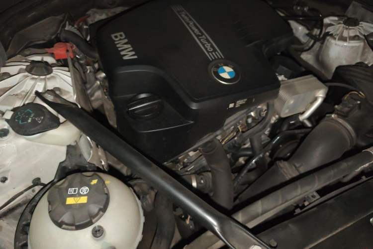 Used BMW 5 Series 2014 525Li Luxury Design Package Engine Bay Right