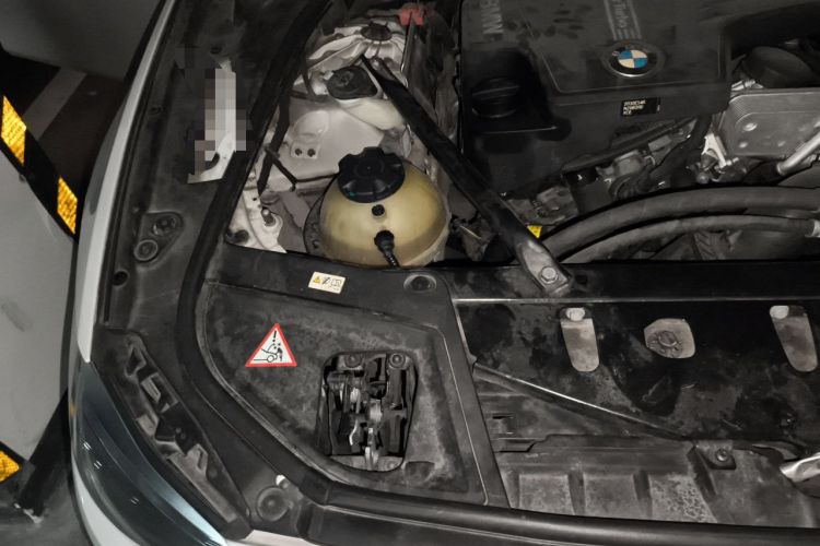 Used BMW 5 Series 2014 520Li Elegant Model Engine Bay Right