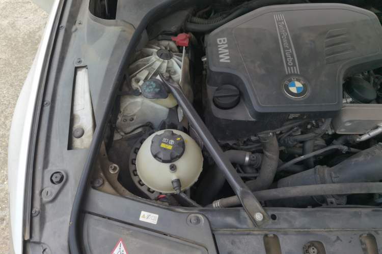 Used BMW 5 Series 2014 525Li Leading Model Engine Bay Right