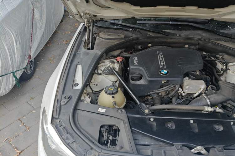 Used BMW 5 Series 2014 525Li Luxury Design Package Engine Bay Right