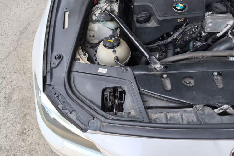 Used BMW 5 Series 2014 528Li xDrive Premium Edition Engine Bay Right