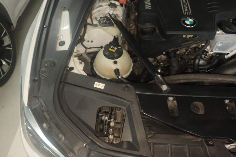 Used BMW 5 Series 2014 520Li Elegant Model Engine Bay Right