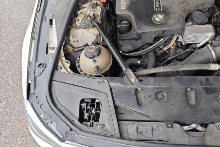 Used BMW 5 Series 2014 520Li Elegant Model Engine Bay Right
