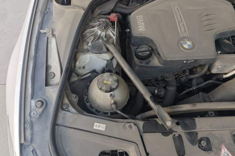 Used BMW 5 Series 2014 525Li Luxury Design Package Engine Bay Right