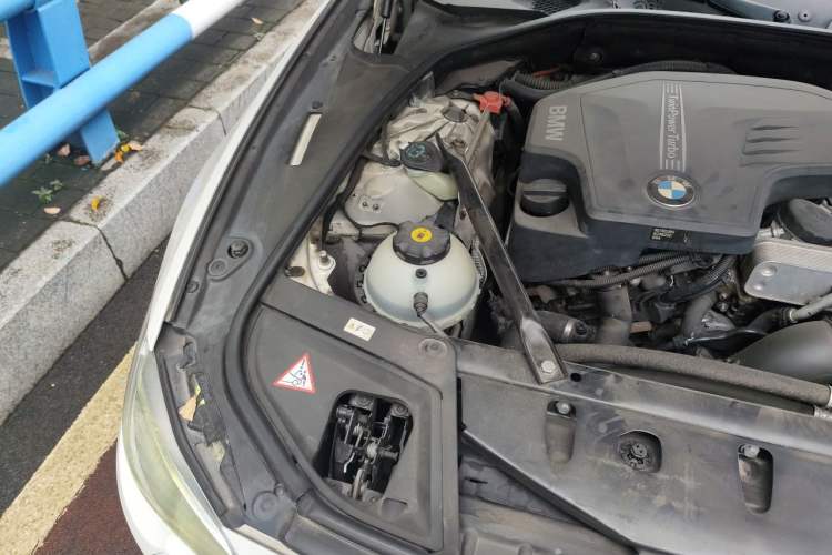 Used BMW 5 Series 2014 520Li Elegant Model Engine Bay Right