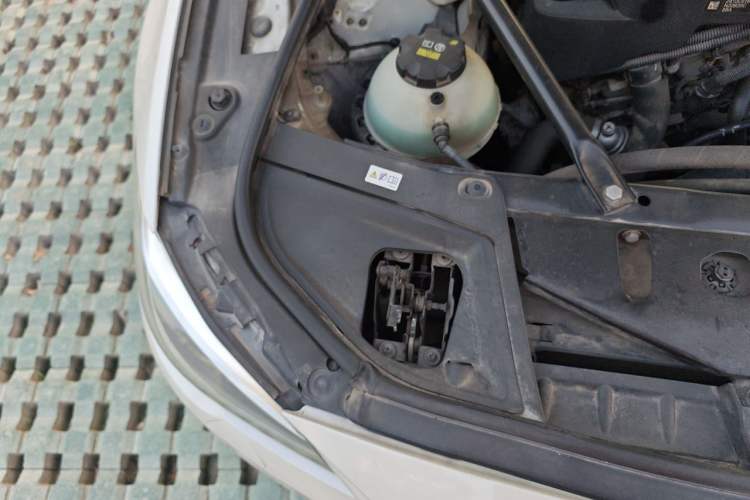 Used BMW 5 Series 2014 528Li xDrive Premium Edition Engine Bay Right