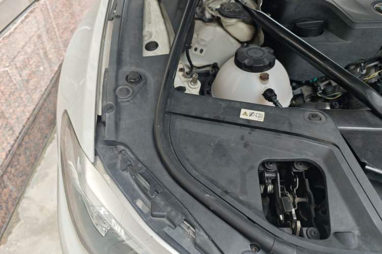 Used BMW 5 Series 2014 520Li Elegant Model Engine Bay Right