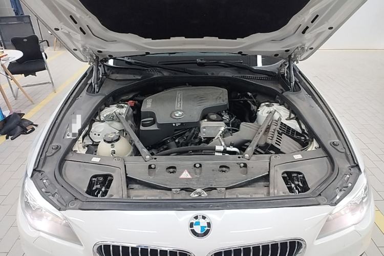 Used BMW 5 Series 2014 525Li Leading Model Engine Bay