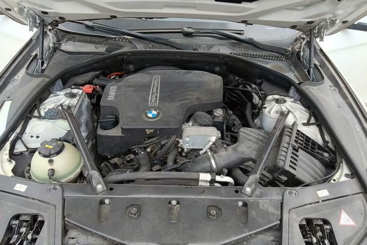 Used BMW 5 Series 2014 525Li Leading Model Engine Bay