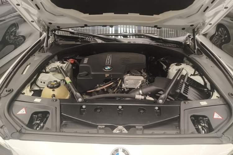 Used BMW 5 Series 2014 525Li Fashion Design Package Engine Bay