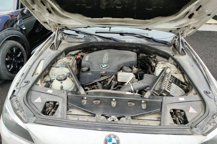 Used BMW 5 Series 2014 525Li Leading Model Engine Bay